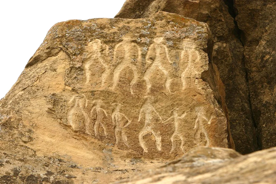 Qobustan və Palçıq Vulkanları Səyahət Bələdçisi: Giriş Qiymətləri, Nəqliyyat və Praktik Məsləhətlər